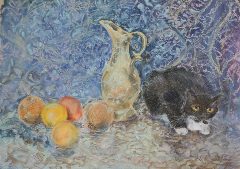 Кот, стол, фрукты, кувшин